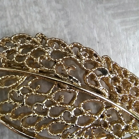 Goldtone Leaf Pin Brooch - Picture 2 of 4
